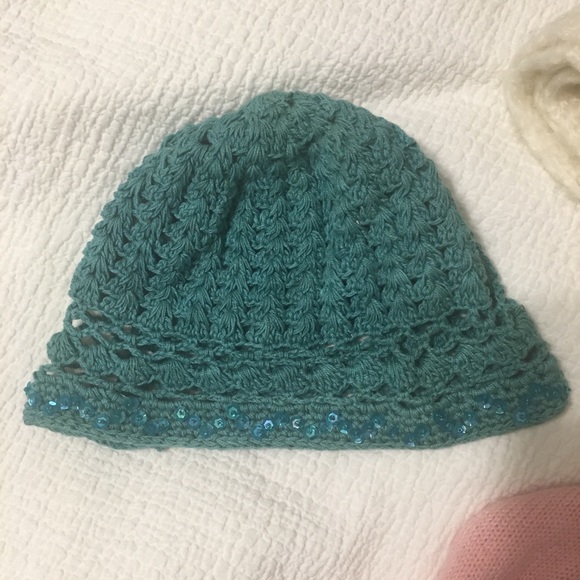 ⭐️ FREE w/ Bundle Purchase! Winter hats and scarf - Picture 3 of 5